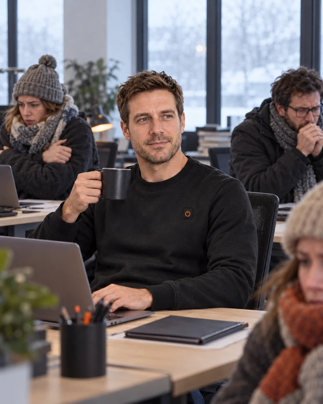 Uppvärmd sweatshirt med rund hals PyreFit Aeroan en vinterdag: på kontoret