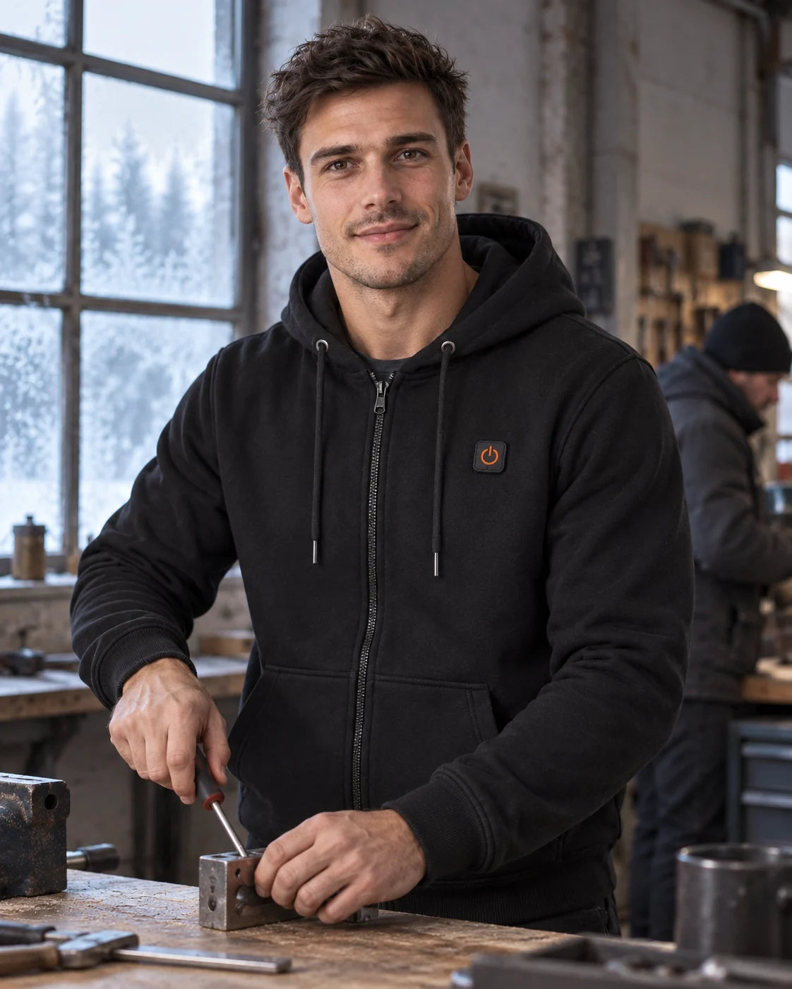 Uppvärmd hoodie herr med dragkedja PyreFit Voltor en vinterdag: i verkstaden