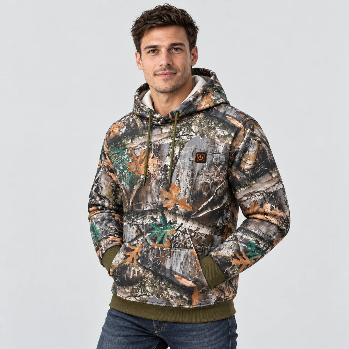 Uppvärmd hoodie med skogsmönster PyreFit Zippo, på modell, framifrån