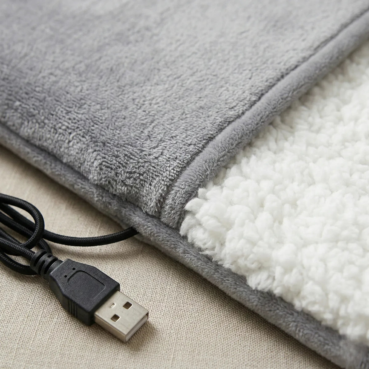 Kompakt USB-fotvärmare vid skrivbordet