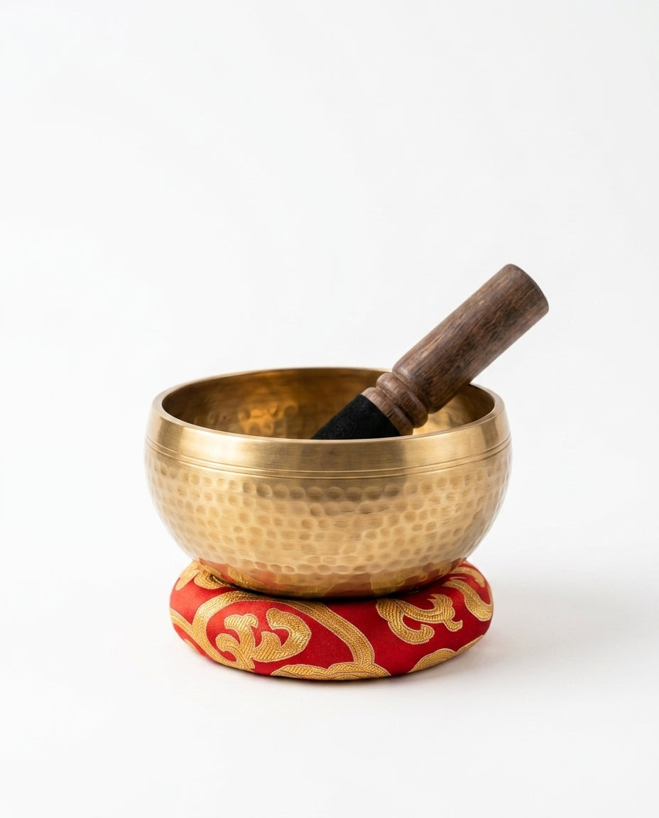 Klangskål i koppar med klubba och dyna – handgjord för meditation – produktbild 1