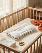 Babykudde med ergonomisk huvudgrop – mjukt stöd för tupplurar och på resan – produktbild 2