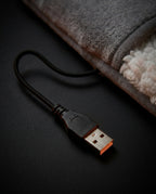 Fotvärmarens USB-kontakt och kabel i närbild