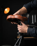 Bred och ergonomisk cykelsadel – stoppad komfort för långa turer och pendling – produktbild 10
