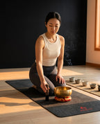 Klangskål i koppar med klubba och dyna – handgjord för meditation – produktbild 10