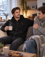 Uppvärmd hoodie unisex med dragkedja PyreFit Olivora en vinterdag: hemma