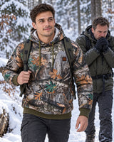 Uppvärmd hoodie med skogsmönster PyreFit Zippo en vinterdag: i skogen