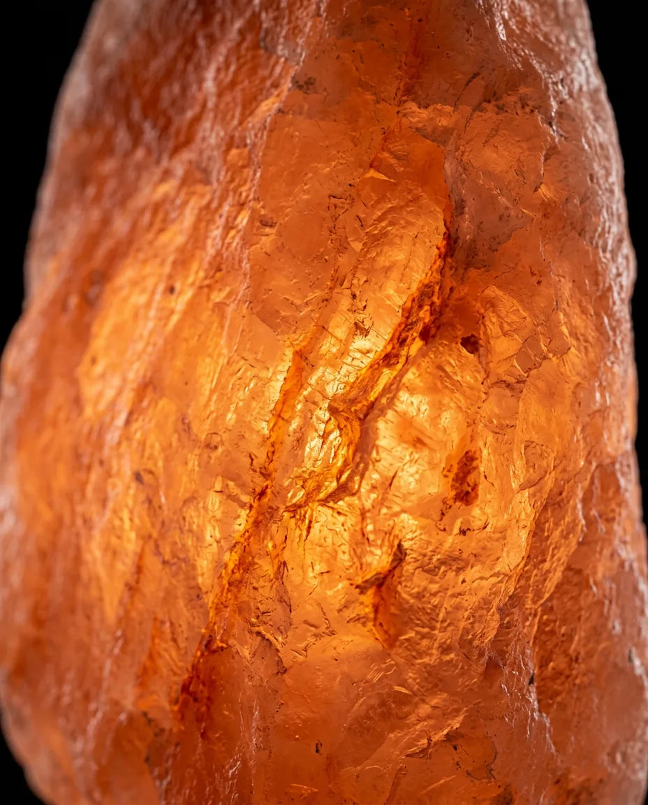 Saltlampa av himalayasalt – varmt stämningsljus för sovrum och läshörna – produktbild 4