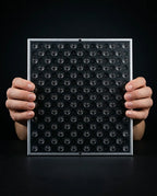 LED-panel med rött ljus – panelen framifrån i två händer