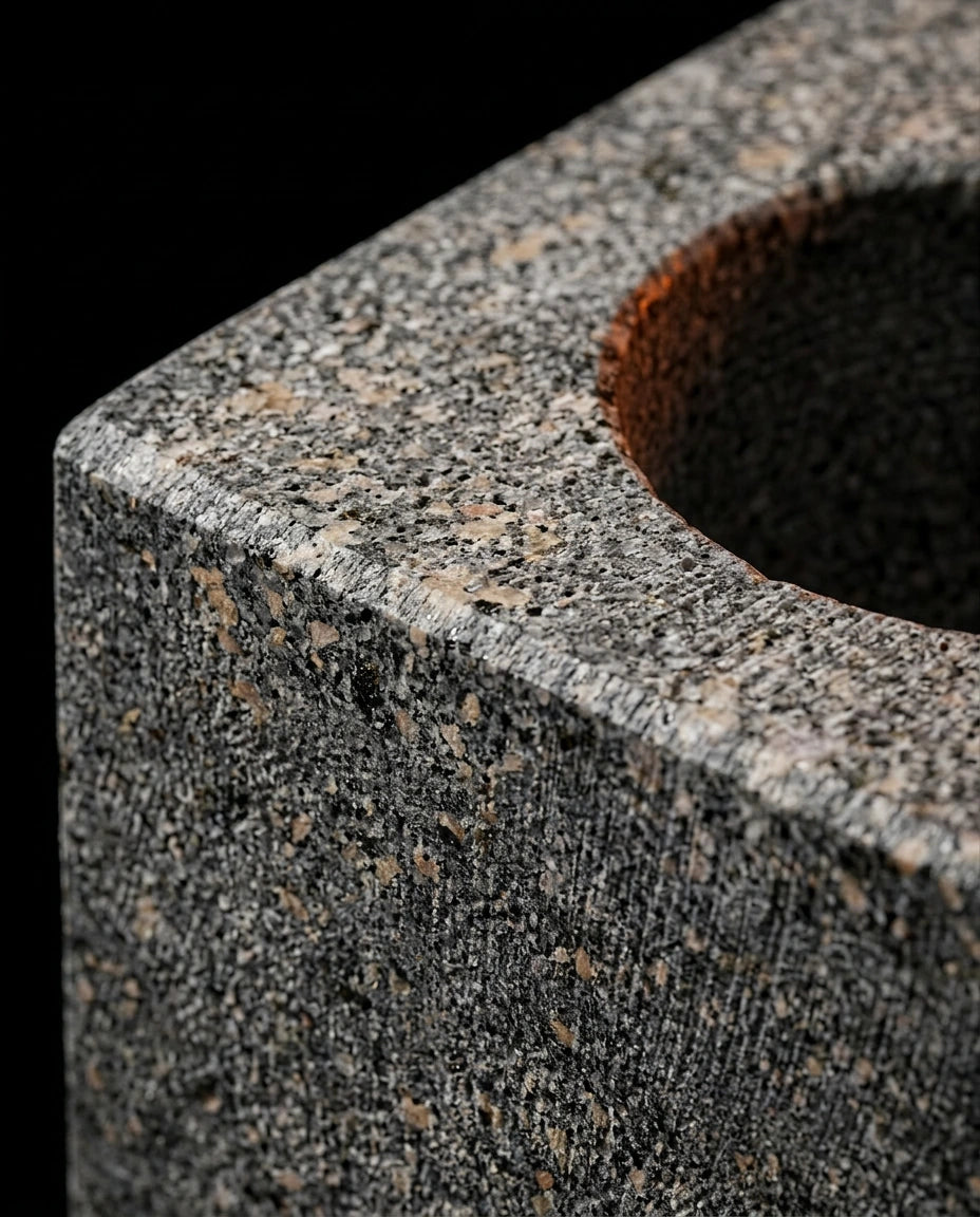 Förvaring för eteriska oljor i granit – skulptural hållare för bastu och spa – produktbild 4