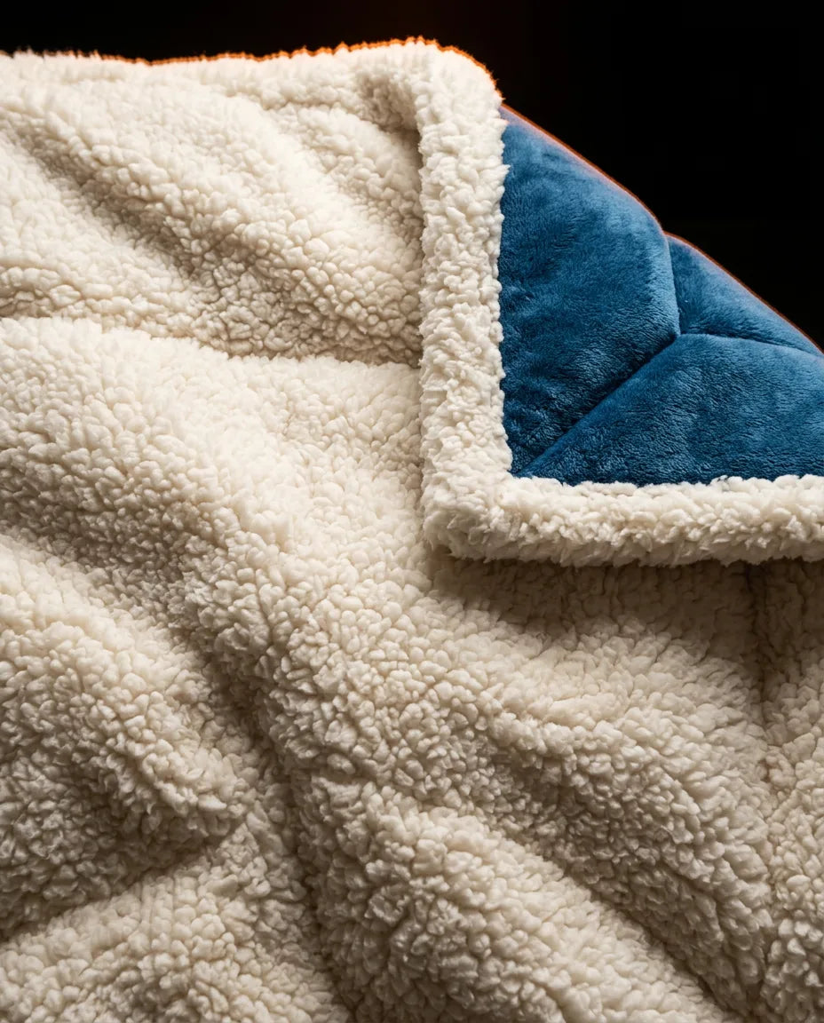 Vändbar mysfilt i fleece – närbild av den ljusa fleecesidan